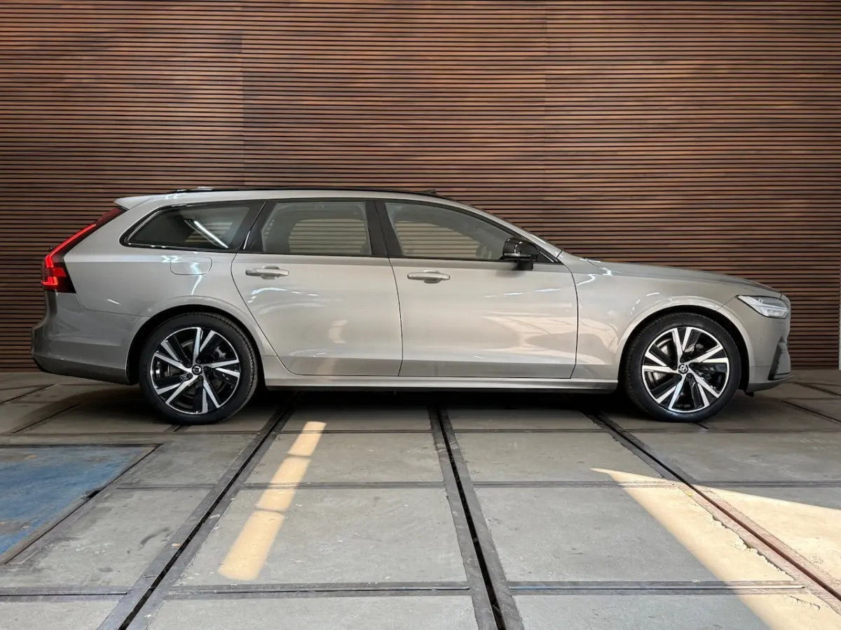 2.0 T6 Plug-in hybrid AWD Ultimate Dark | FaceLift | Luchtvering | Xenium Pakket | Licht P