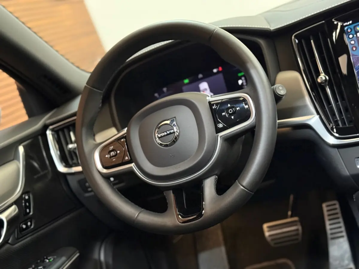 2.0 T6 Plug-in hybrid AWD Ultimate Dark | FaceLift | Luchtvering | Xenium Pakket | Licht P