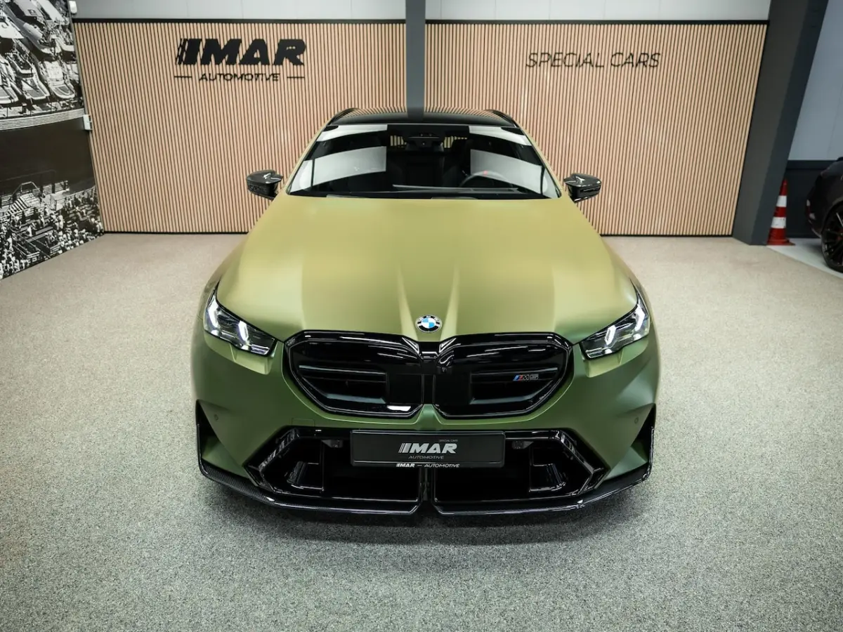 M5 Unieke kleur, Vossen 23/22 inch, Akrapovic, Carbon pack rondom