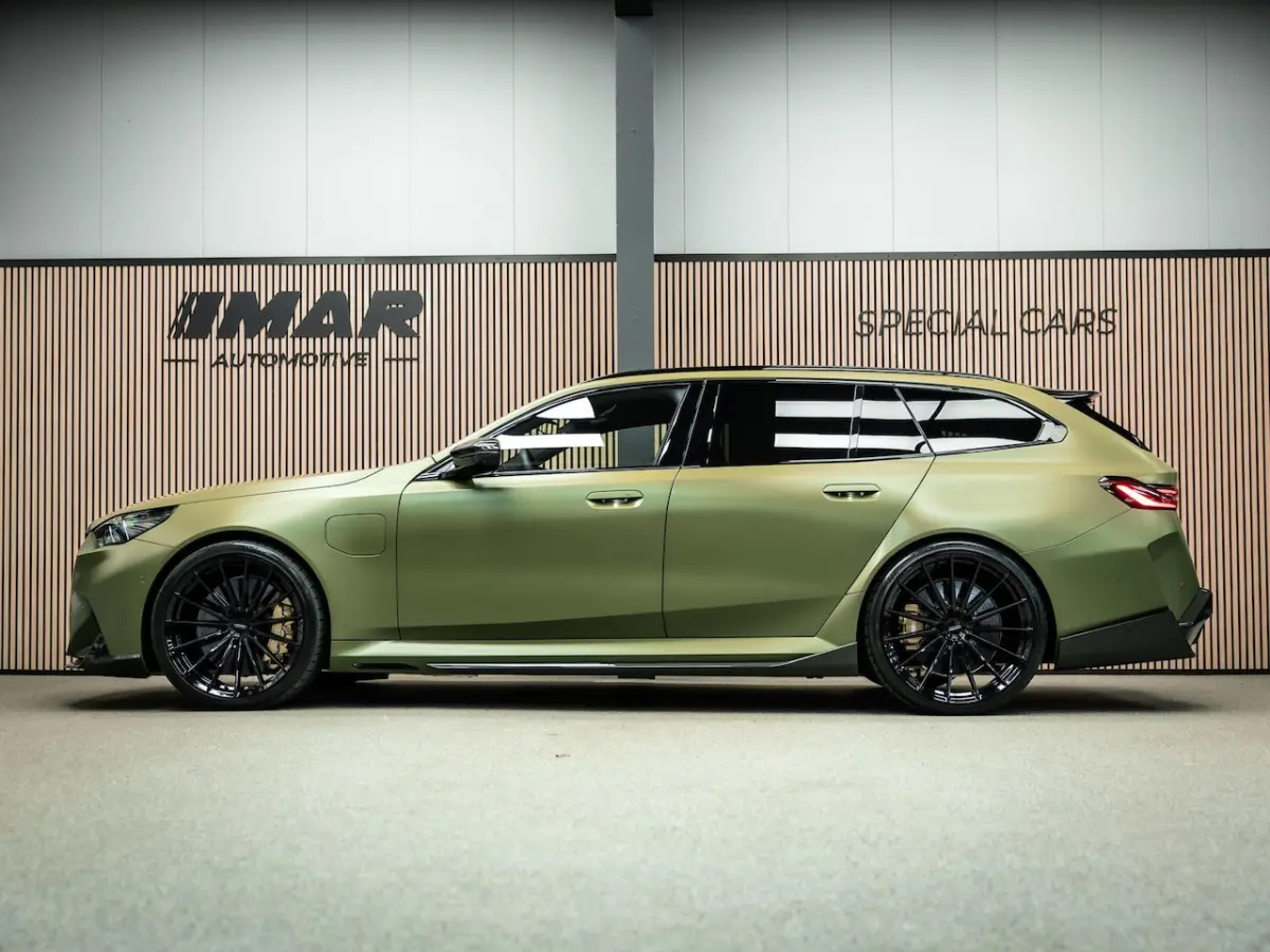 M5 Unieke kleur, Vossen 23/22 inch, Akrapovic, Carbon pack rondom