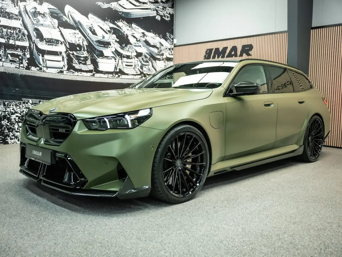 M5 Unieke kleur, Vossen 23/22 inch, Akrapovic, Carbon pack rondom