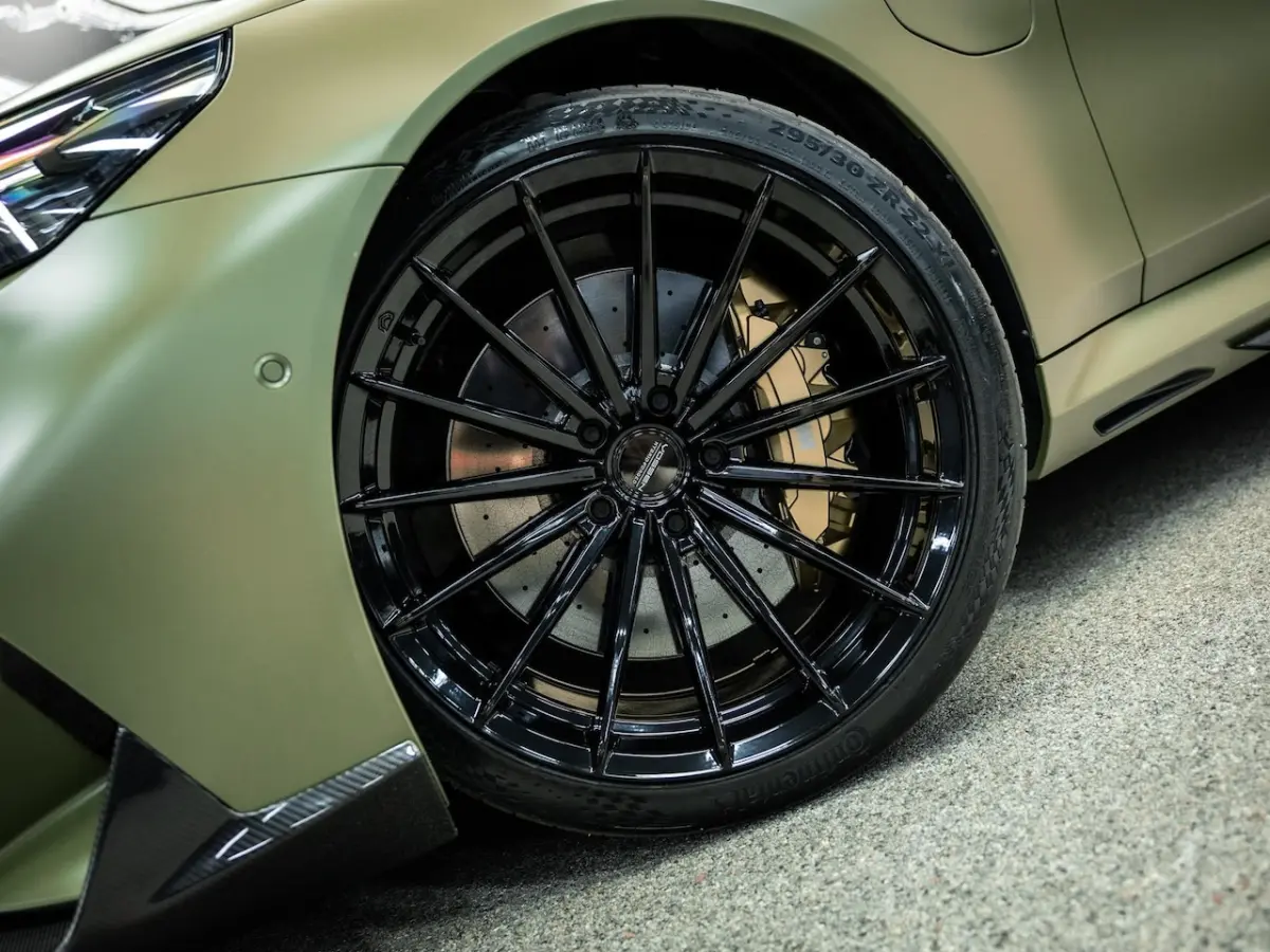 M5 Unieke kleur, Vossen 23/22 inch, Akrapovic, Carbon pack rondom