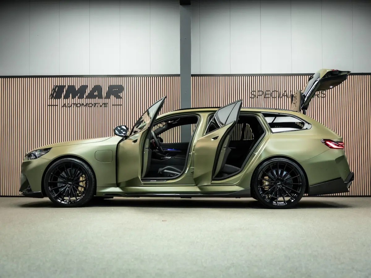 M5 Unieke kleur, Vossen 23/22 inch, Akrapovic, Carbon pack rondom