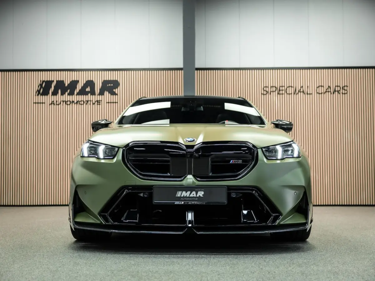 M5 Unieke kleur, Vossen 23/22 inch, Akrapovic, Carbon pack rondom