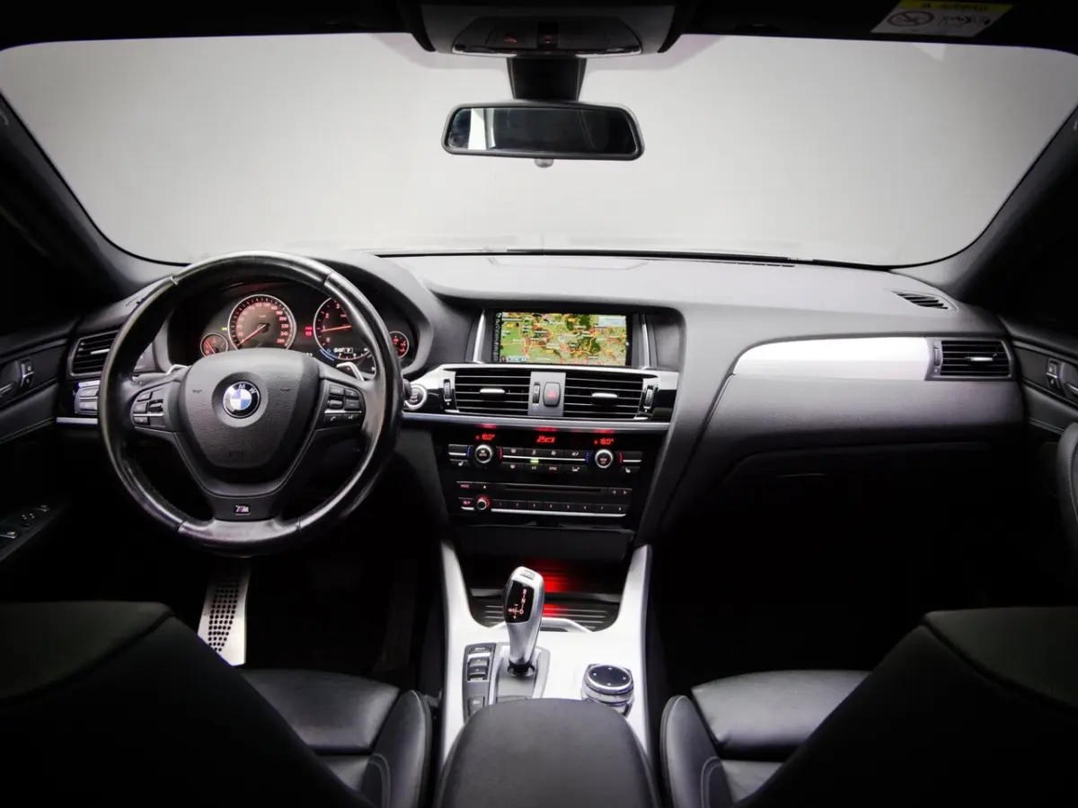 XDrive20i High Executive M-Sport (SCHUIF-/KANTELDAK, ACHTERUITRIJCAMERA, TREKHAAK, NAVIGAT