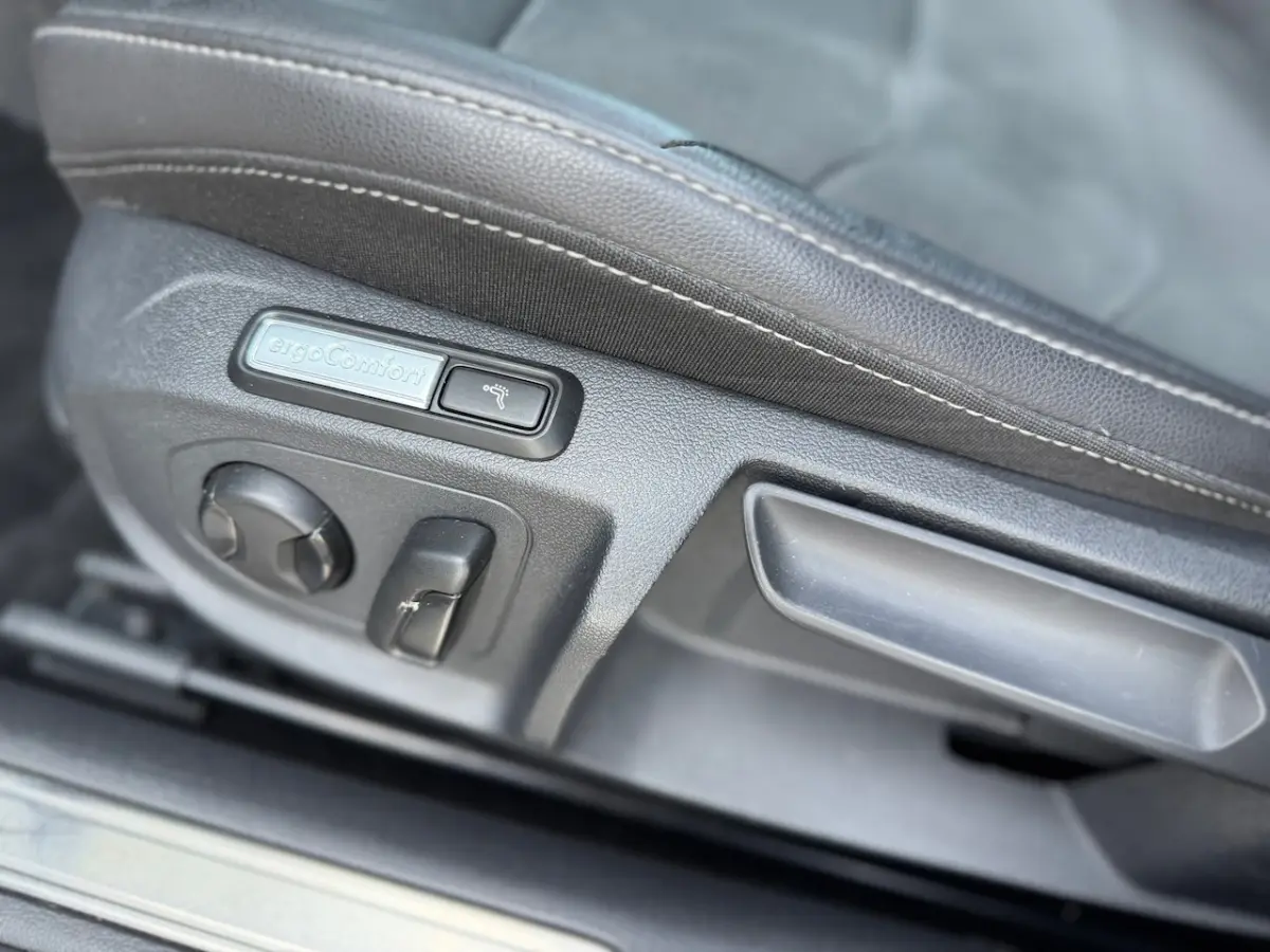 1.4 TSI eHybrid R-Line Business+ Black style Full Pano