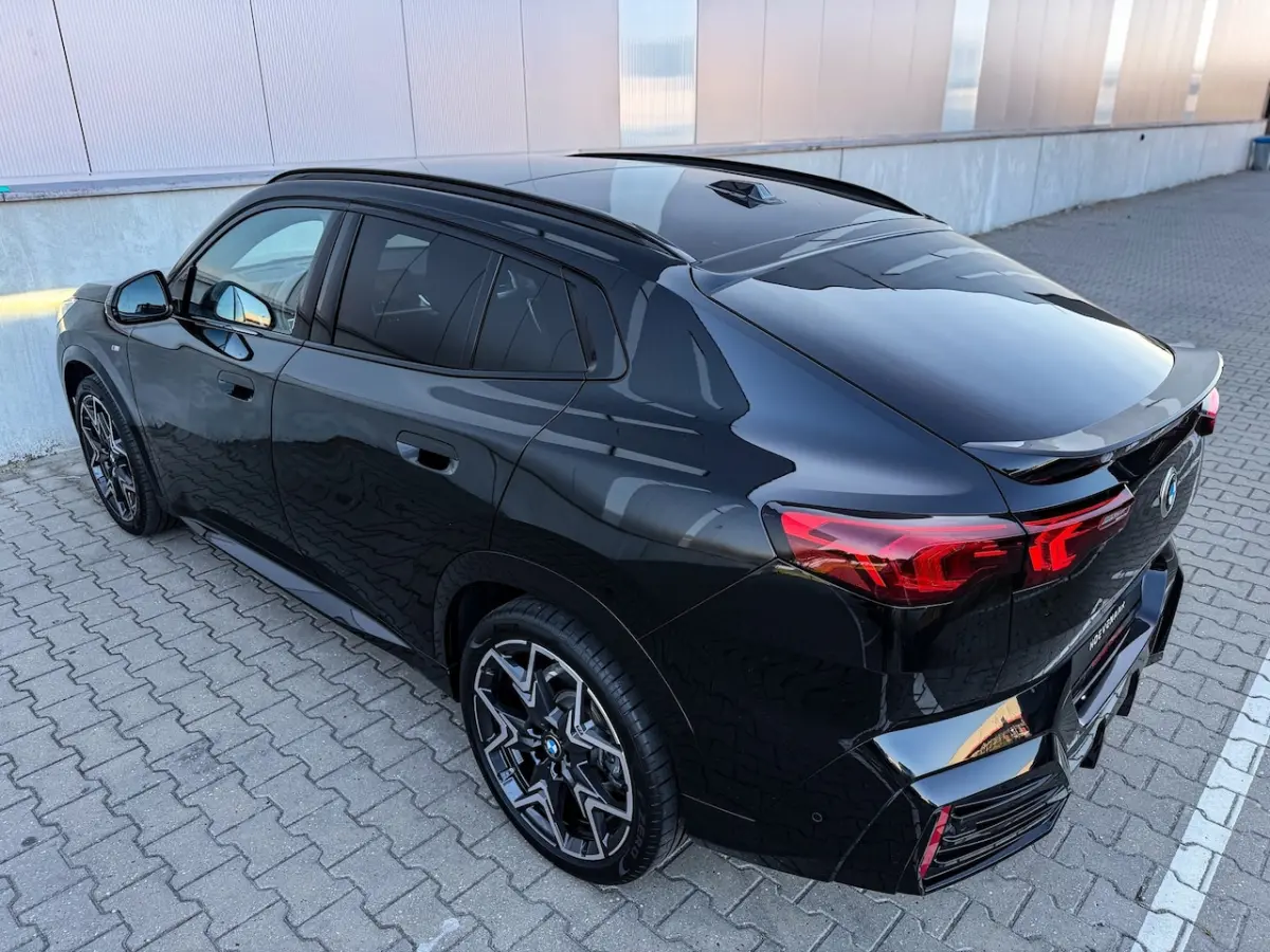 SDrive20i M-sport Pano H&K Glow Full option 20Inch
