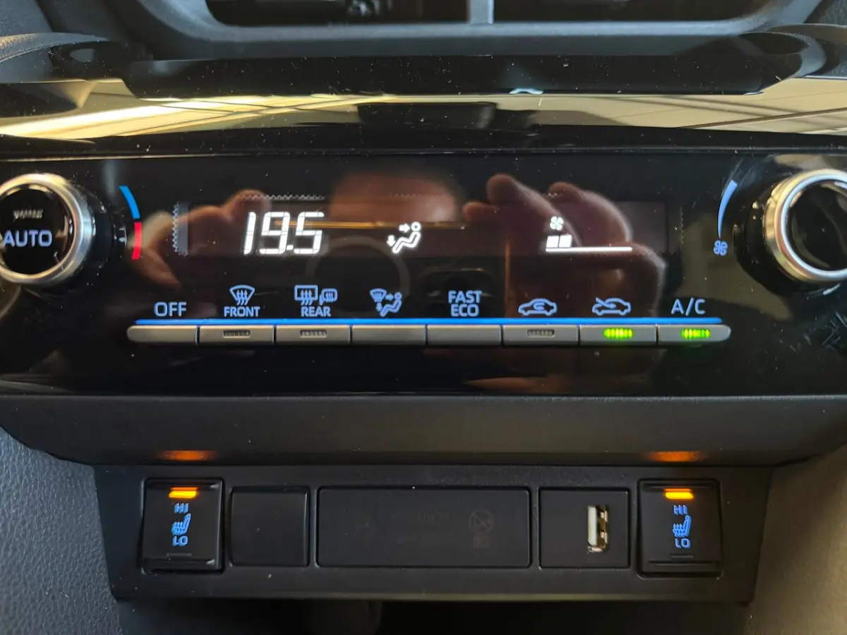 1.5 Hybrid Dynamic / Winterpack/Acc/keyless/Led/Camera/Dealer Oh