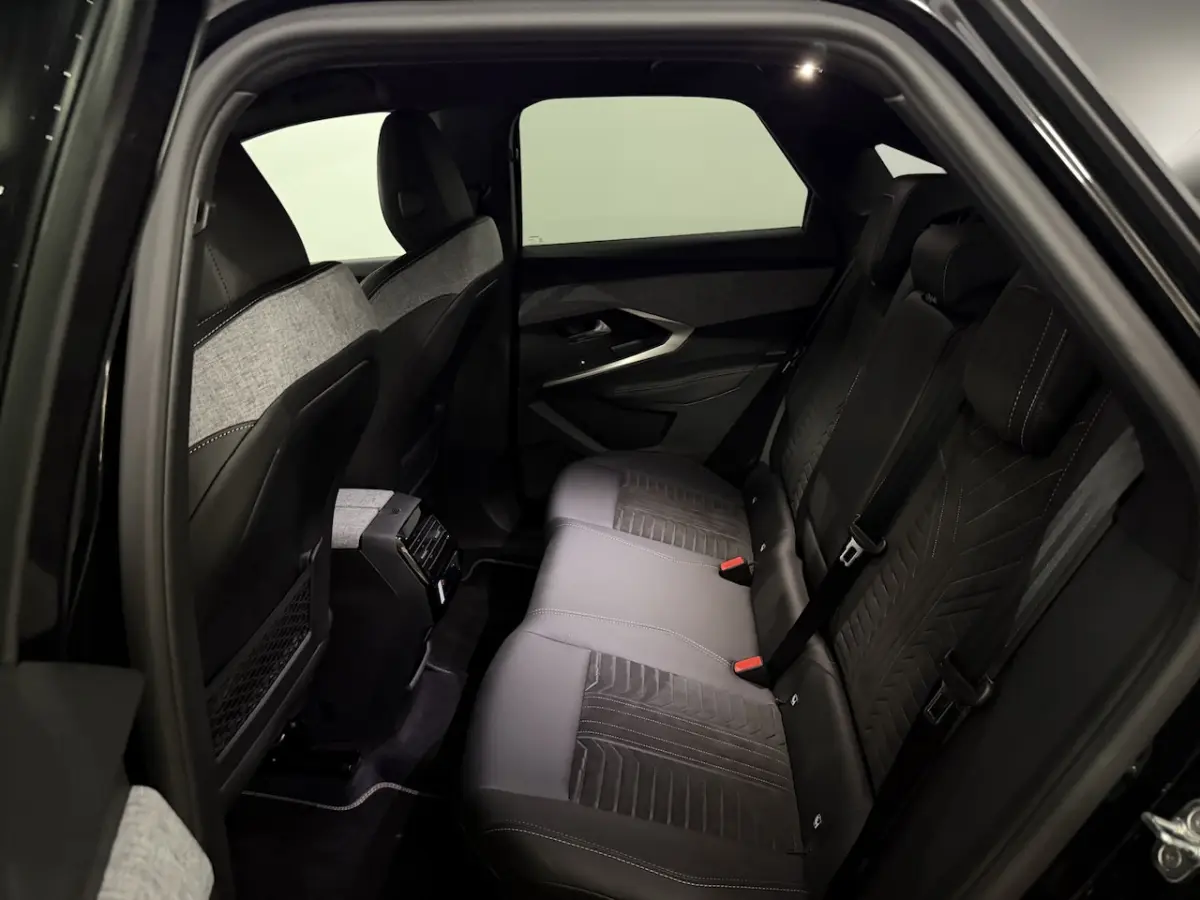 1.2 Hybrid 136 GT 360 Camera, Navi, Half leder/Alcantara, Memory stoelen, Stoelverwarming,