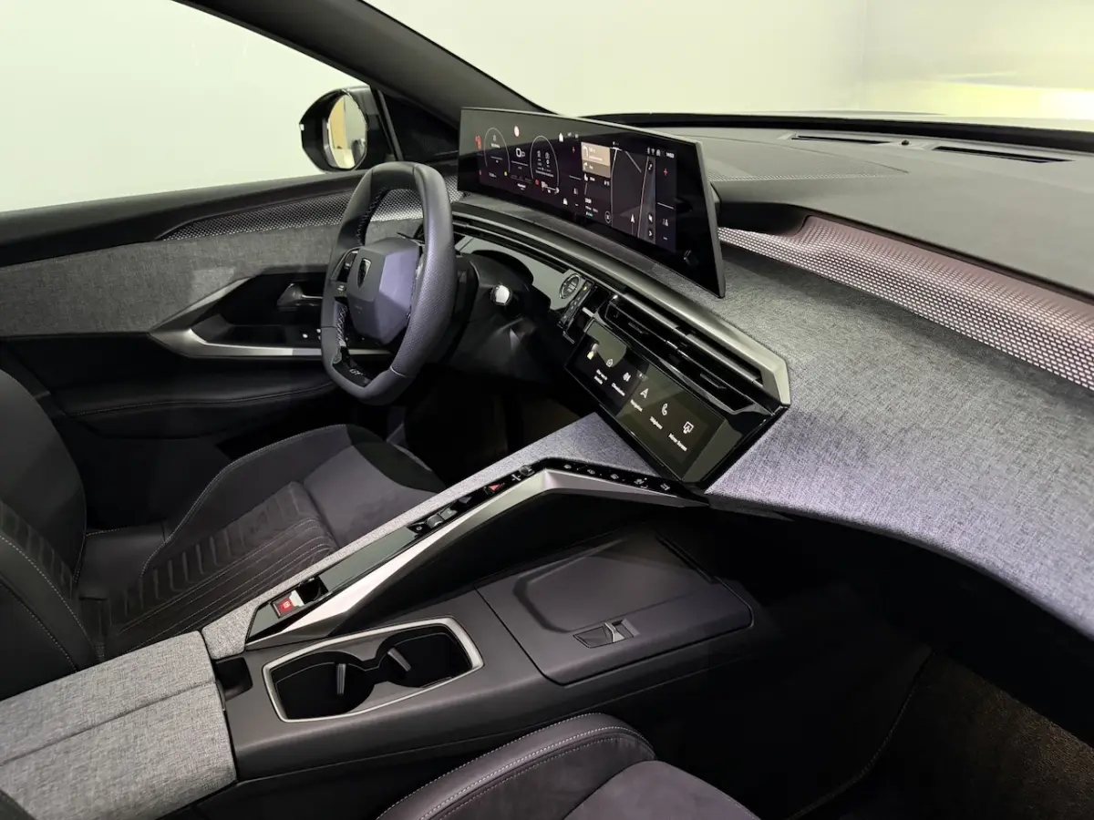 1.2 Hybrid 136 GT 360 Camera, Navi, Half leder/Alcantara, Memory stoelen, Stoelverwarming,