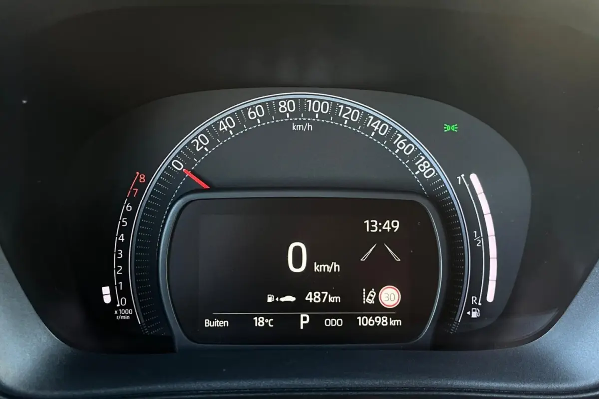 1.0 VVT-i S-CVT Play | CAMERA | CRUISE | CARPLAY |