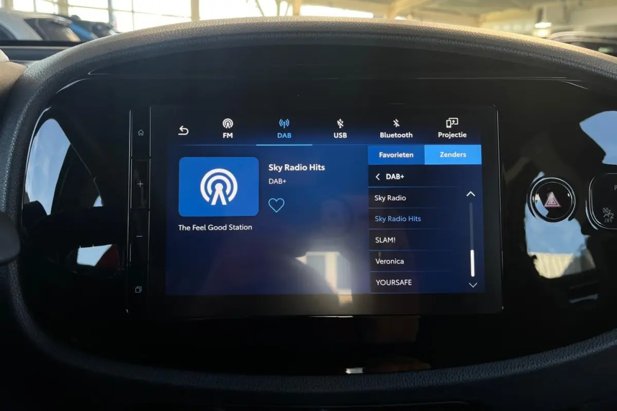 1.0 VVT-i S-CVT Play | CAMERA | CRUISE | CARPLAY |