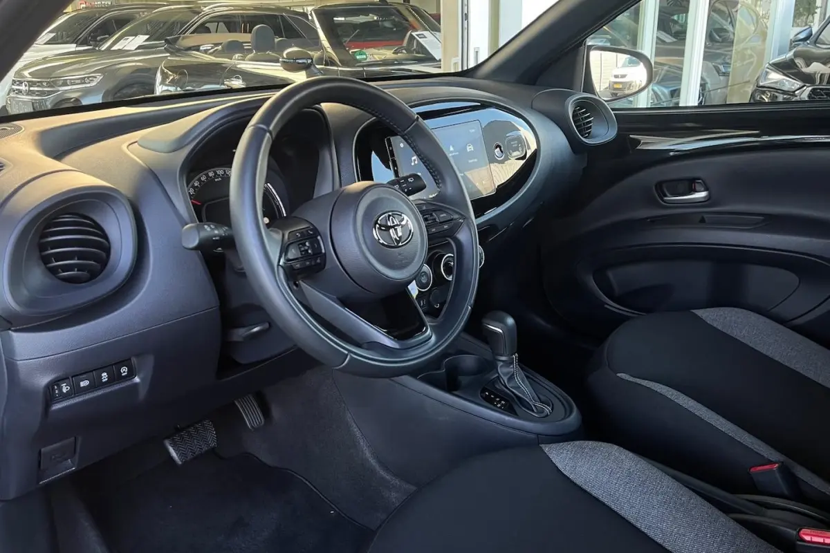 1.0 VVT-i S-CVT Play | CAMERA | CRUISE | CARPLAY |