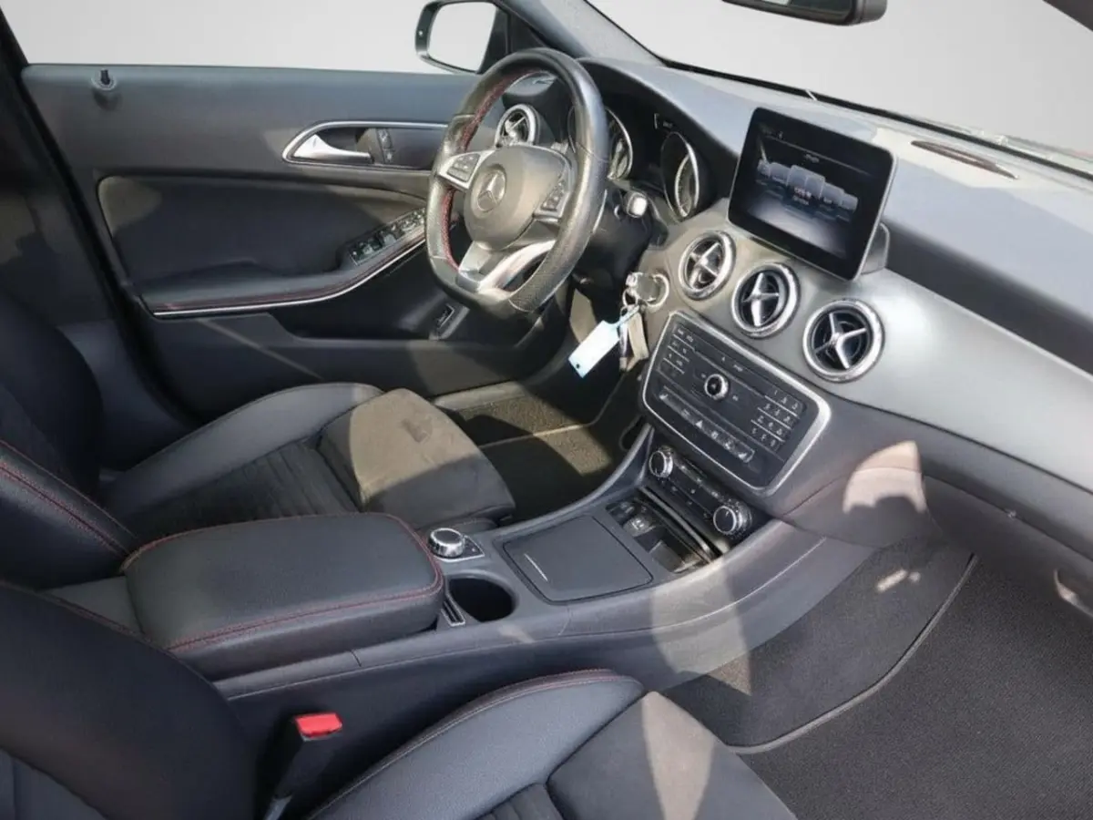 180 AMG Night Edition Plus | Cruise | Airco | Navi/Apple carplay | Pano | Stoelverwarming