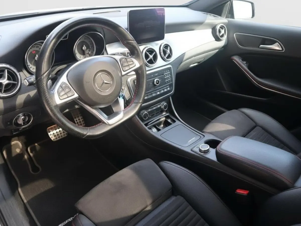 180 AMG Night Edition Plus | Cruise | Airco | Navi/Apple carplay | Pano | Stoelverwarming