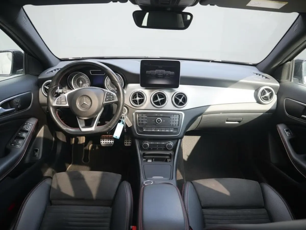 180 AMG Night Edition Plus | Cruise | Airco | Navi/Apple carplay | Pano | Stoelverwarming