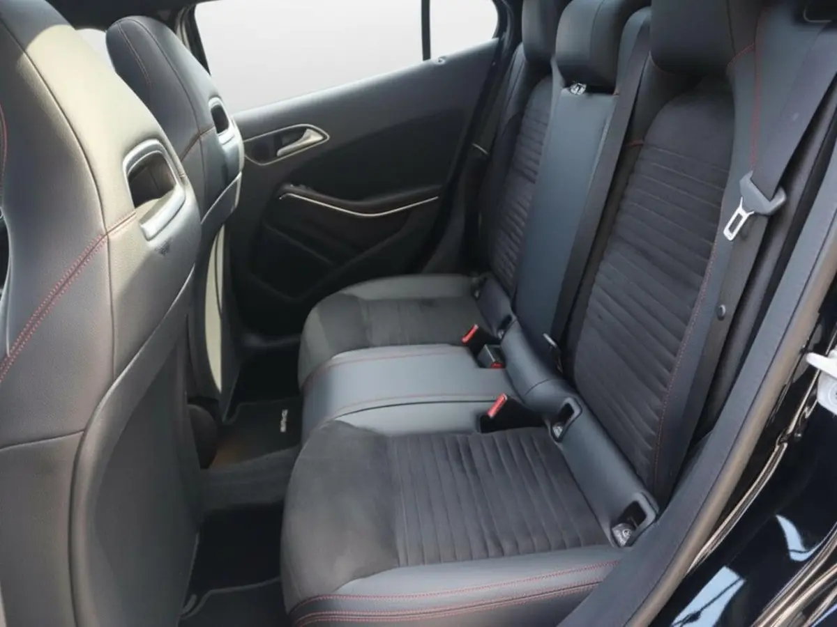 180 AMG Night Edition Plus | Cruise | Airco | Navi/Apple carplay | Pano | Stoelverwarming