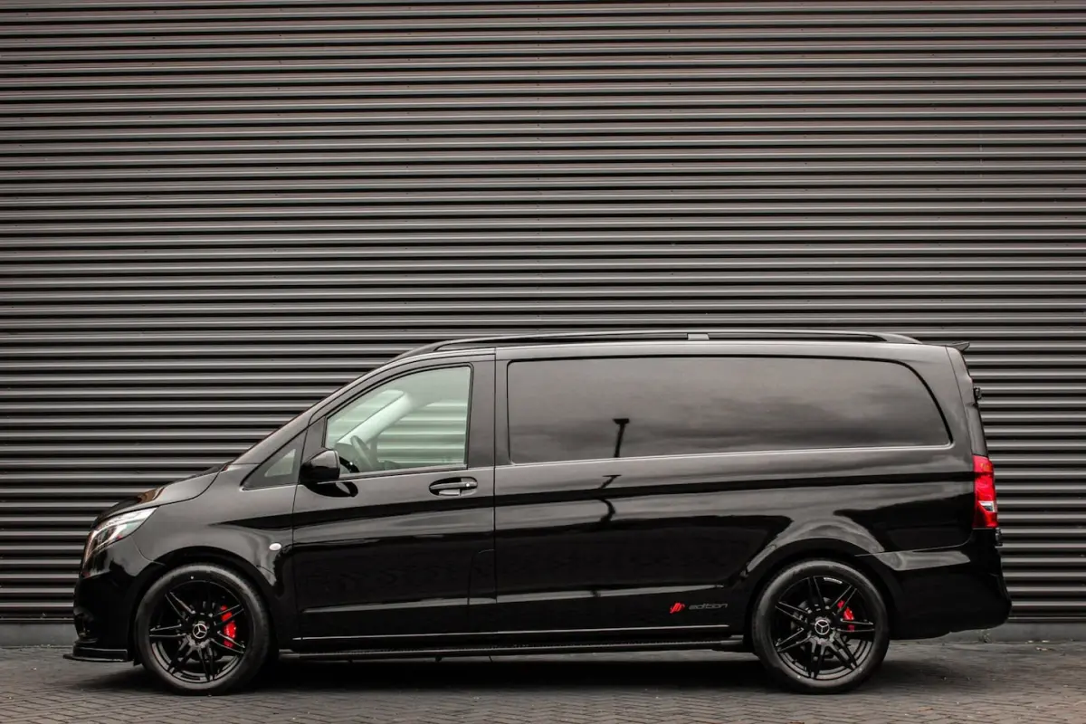 136PK JB-EDITION FULL BLACK / AMG / SPOILER /VERLAGINGSVEREN / NAVIGATIE / SIDE-BARS / TRE