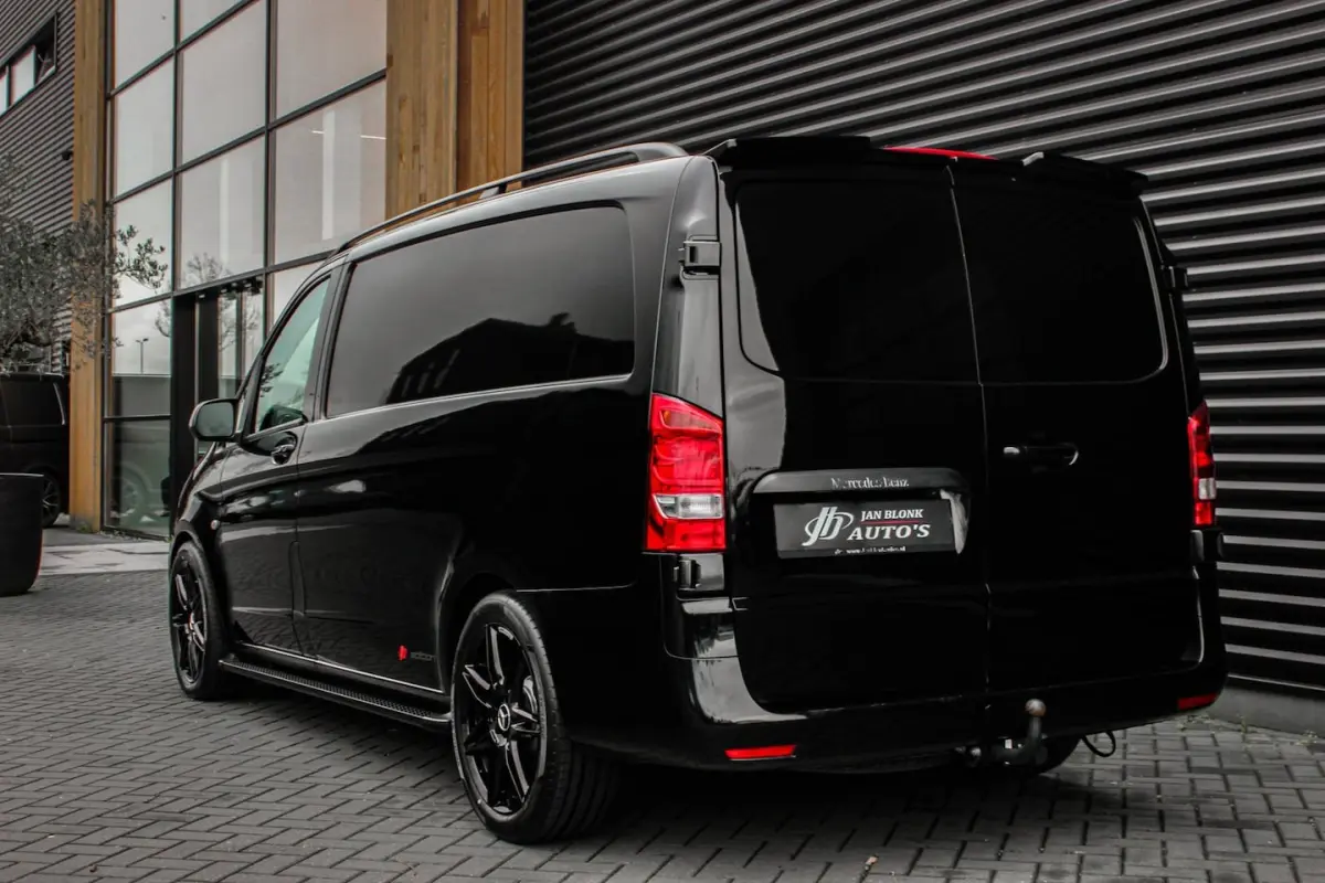 136PK JB-EDITION FULL BLACK / AMG / SPOILER /VERLAGINGSVEREN / NAVIGATIE / SIDE-BARS / TRE