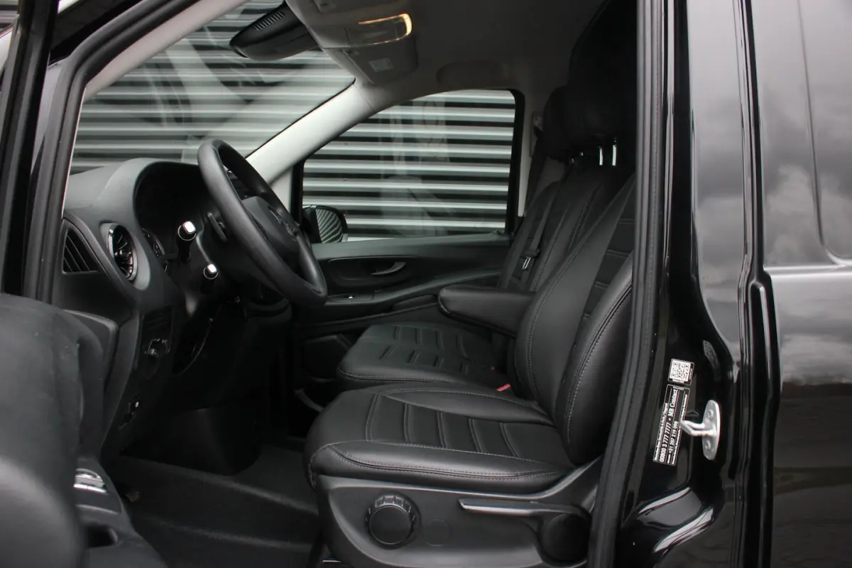 136PK JB-EDITION FULL BLACK / AMG / SPOILER /VERLAGINGSVEREN / NAVIGATIE / SIDE-BARS / TRE