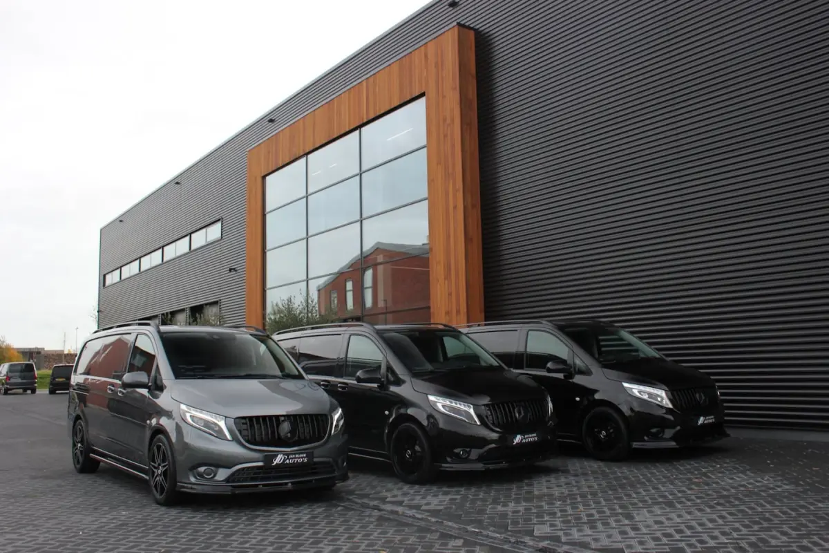 136PK JB-EDITION FULL BLACK / AMG / SPOILER /VERLAGINGSVEREN / NAVIGATIE / SIDE-BARS / TRE