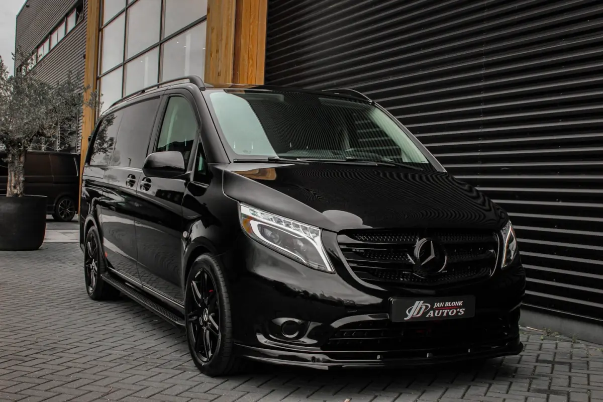 136PK JB-EDITION FULL BLACK / AMG / SPOILER /VERLAGINGSVEREN / NAVIGATIE / SIDE-BARS / TRE