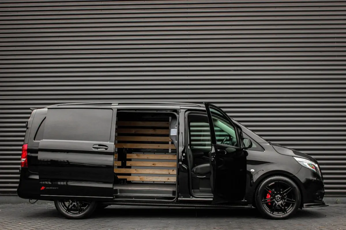 136PK JB-EDITION FULL BLACK / AMG / SPOILER /VERLAGINGSVEREN / NAVIGATIE / SIDE-BARS / TRE