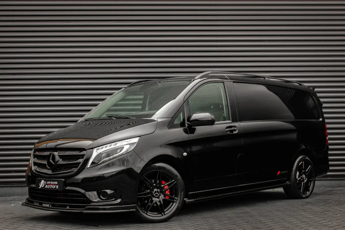 136PK JB-EDITION FULL BLACK / AMG / SPOILER /VERLAGINGSVEREN / NAVIGATIE / SIDE-BARS / TRE