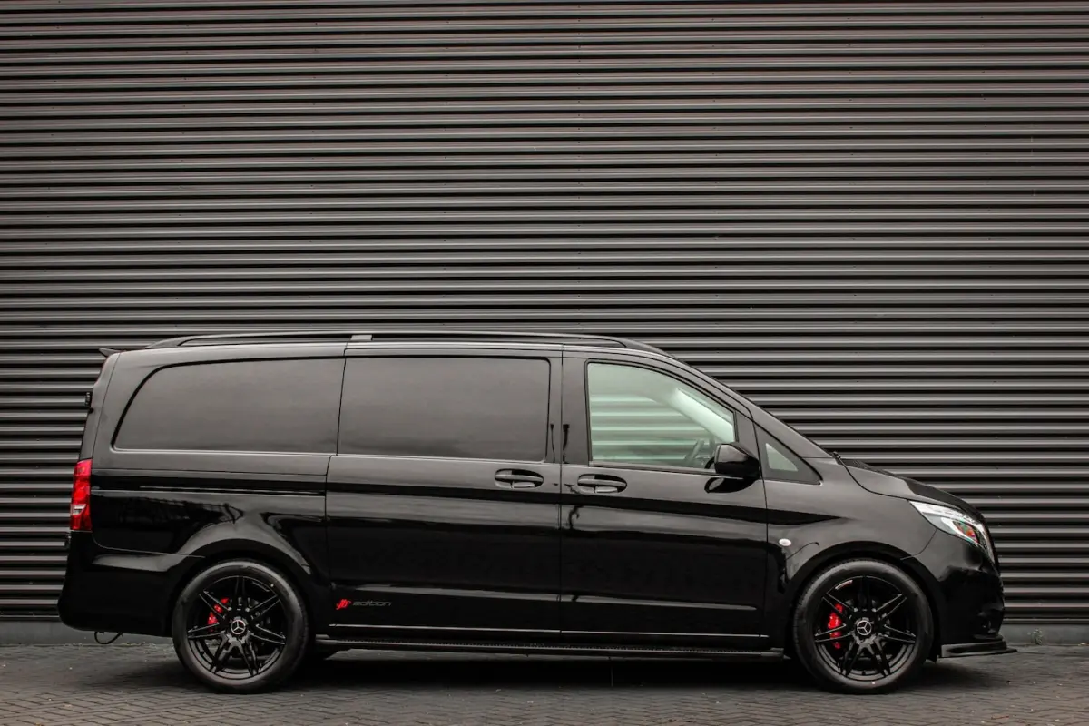 136PK JB-EDITION FULL BLACK / AMG / SPOILER /VERLAGINGSVEREN / NAVIGATIE / SIDE-BARS / TRE