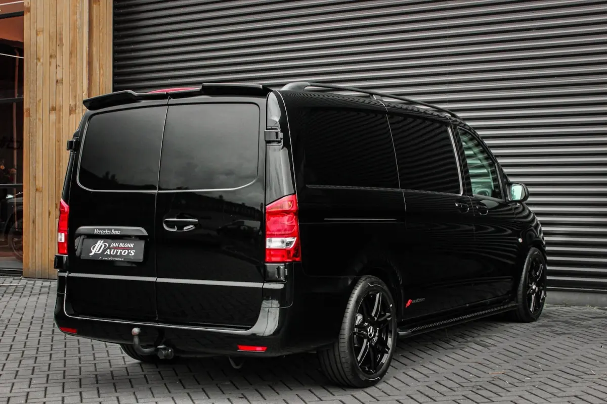 136PK JB-EDITION FULL BLACK / AMG / SPOILER /VERLAGINGSVEREN / NAVIGATIE / SIDE-BARS / TRE