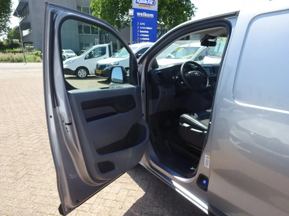 2.0 D-4D Navigator L3 AIRCO NAVIGATIE 3 ZITSPLAATSEN