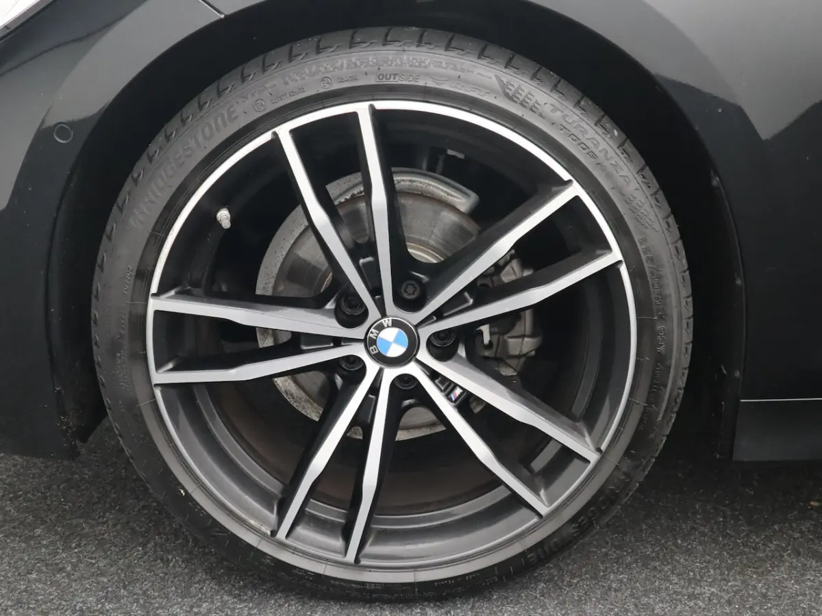 318i Executive Edition M-SPORT / BLACK OPTIC / CARPLAY / FULL LED / NAVI / VIRTUAL / NAVI