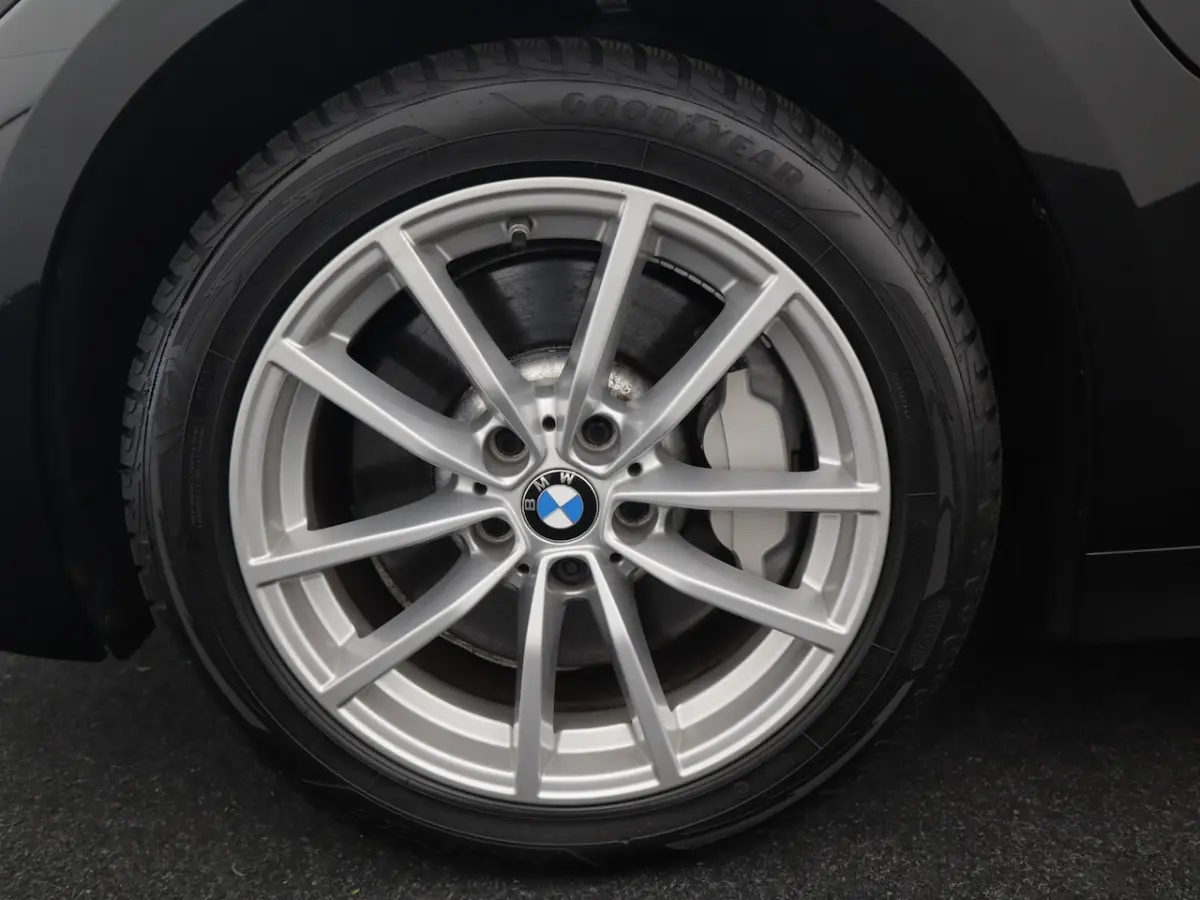 330e Business Edition Plus SPORTSTOELEN / FULL LED / SOH 89% / CARPLAY / DAB+ / CREME LEDE