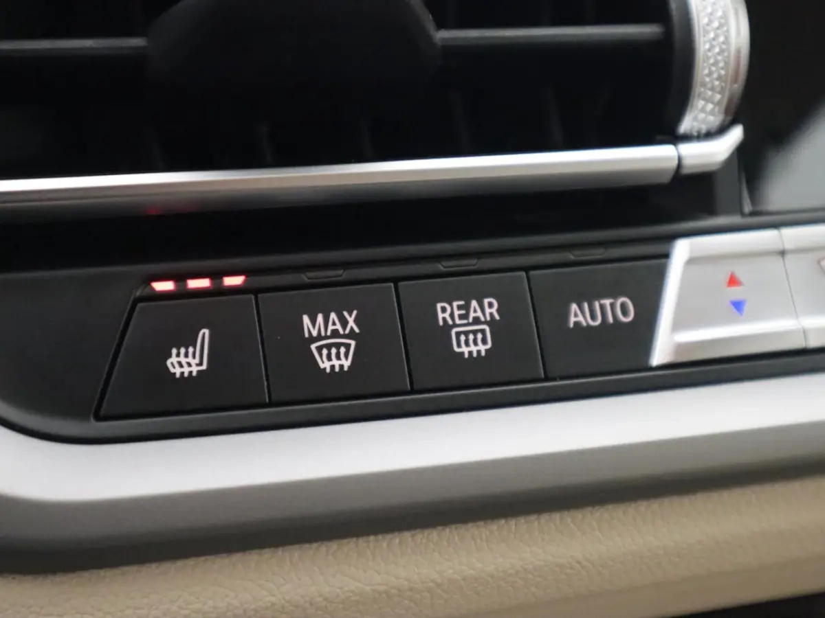 330e Business Edition Plus SPORTSTOELEN / FULL LED / SOH 89% / CARPLAY / DAB+ / CREME LEDE