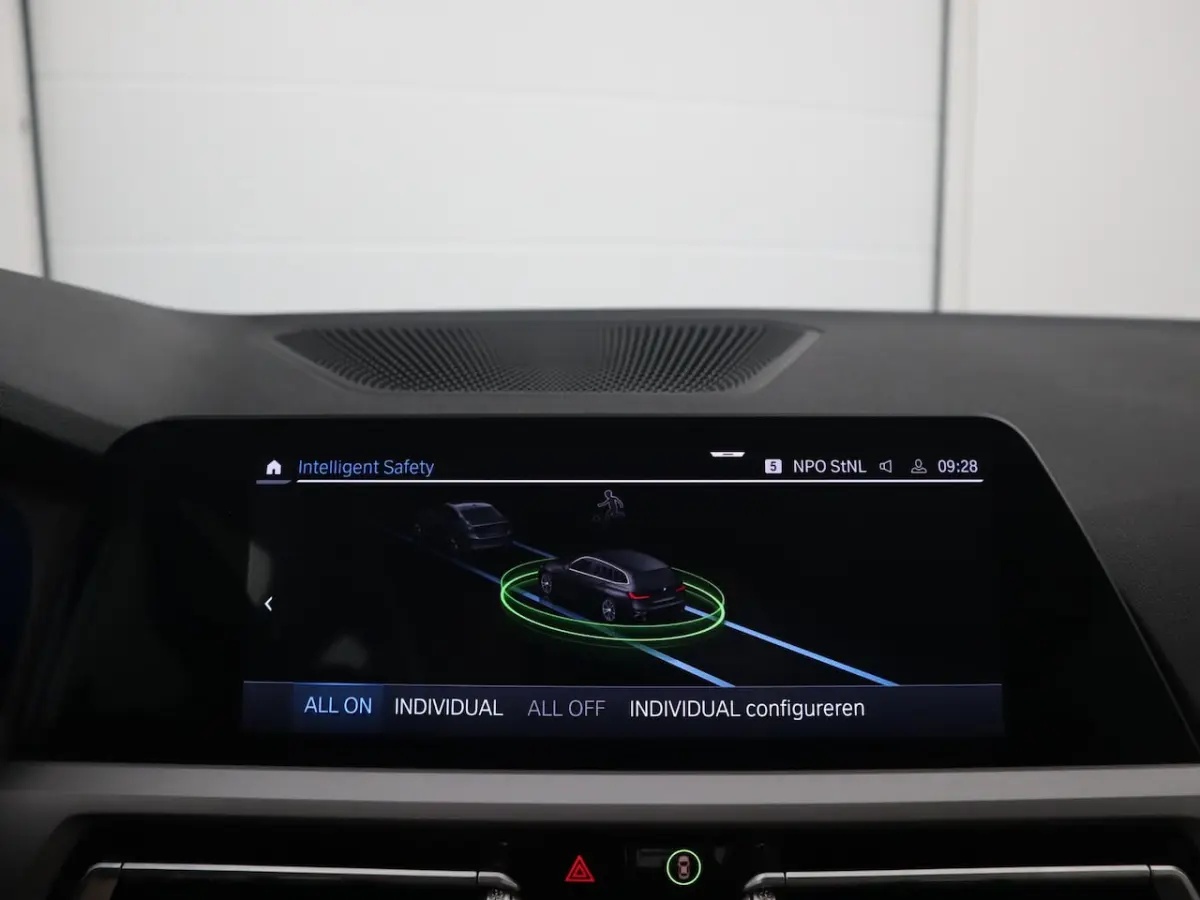 330e Business Edition Plus SPORTSTOELEN / FULL LED / SOH 89% / CARPLAY / DAB+ / CREME LEDE