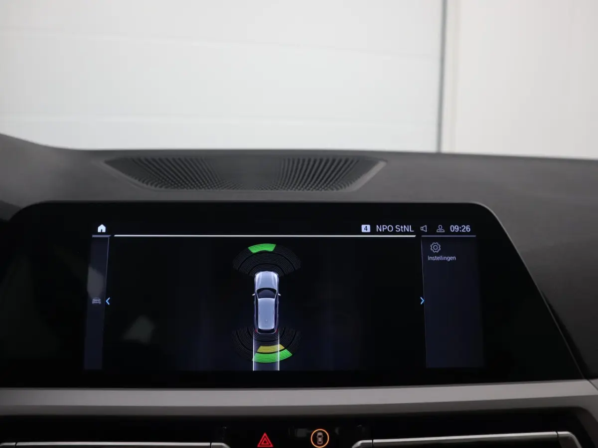 330e Business Edition Plus SPORTSTOELEN / FULL LED / SOH 89% / CARPLAY / DAB+ / CREME LEDE