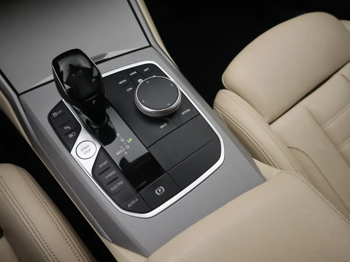 330e Business Edition Plus SPORTSTOELEN / FULL LED / SOH 89% / CARPLAY / DAB+ / CREME LEDE