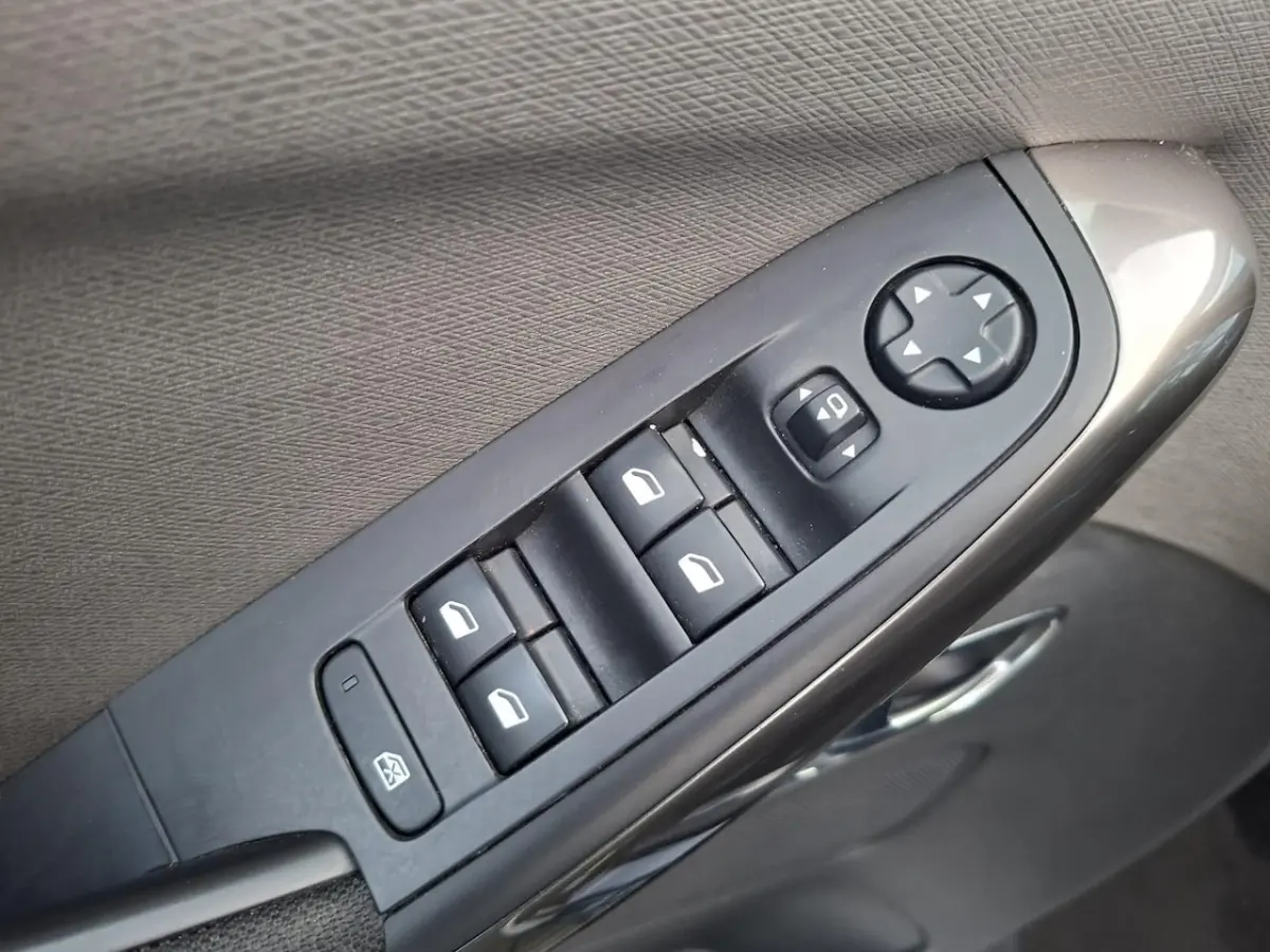 1.2 PureTech Shine panoramadak / navigatie / automaat / app