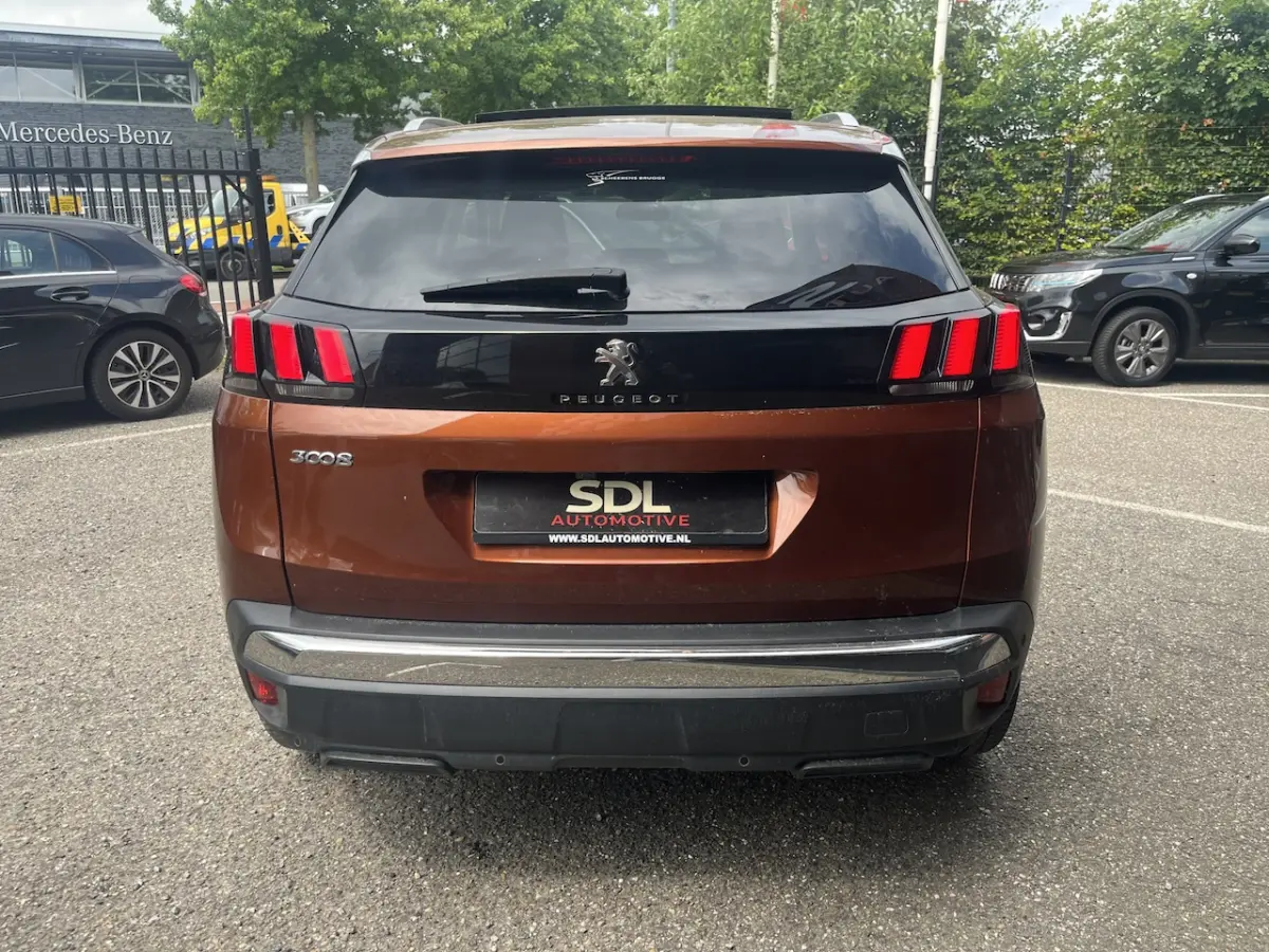 1.2 PureTech Allure Avantage // SCHUIF-KANTELDAK // 360 CAMERA // CRUISE // NAVI+CARPLAY /