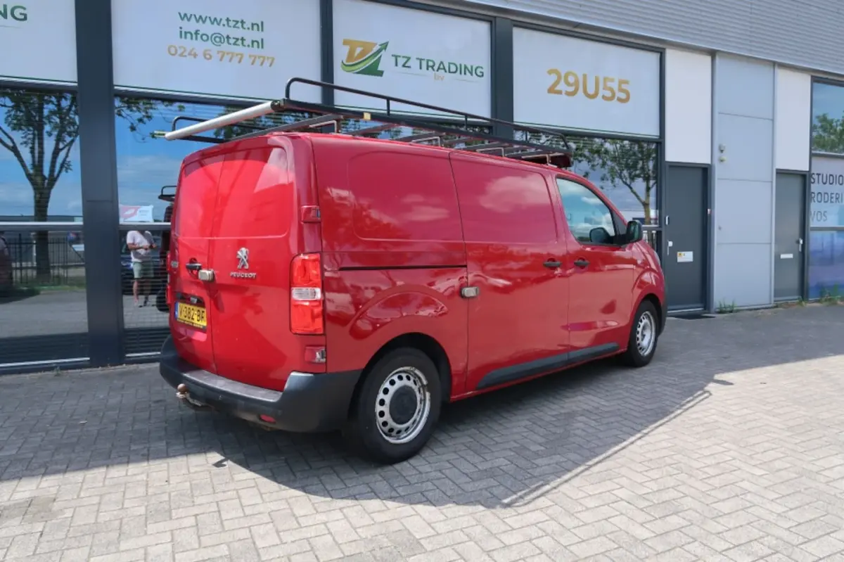 226S 1.6BlueHDI 95 Premium met mooie km-stand