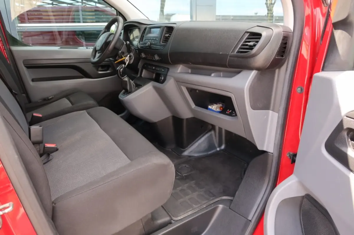 226S 1.6BlueHDI 95 Premium met mooie km-stand