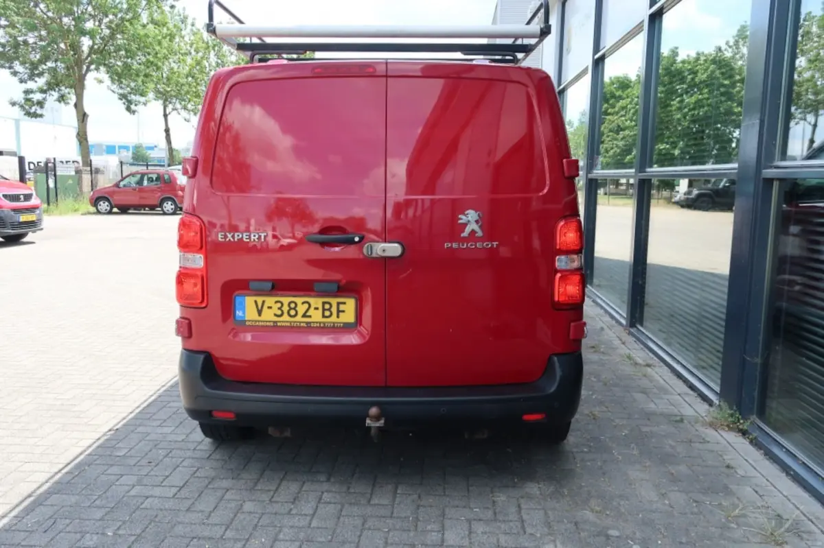 226S 1.6BlueHDI 95 Premium met mooie km-stand