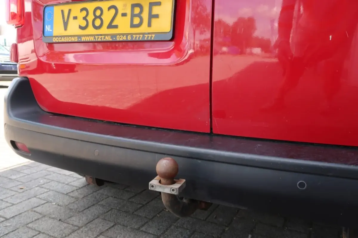 226S 1.6BlueHDI 95 Premium met mooie km-stand
