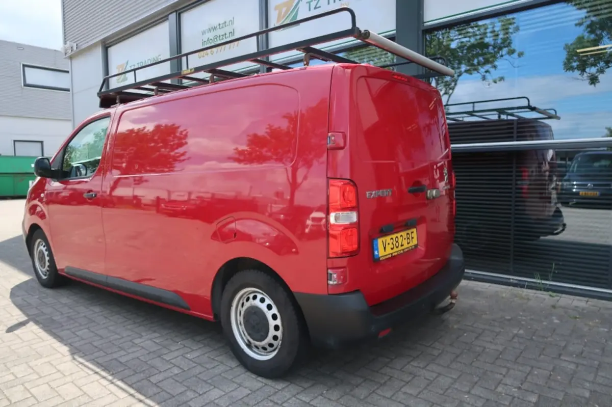 226S 1.6BlueHDI 95 Premium met mooie km-stand