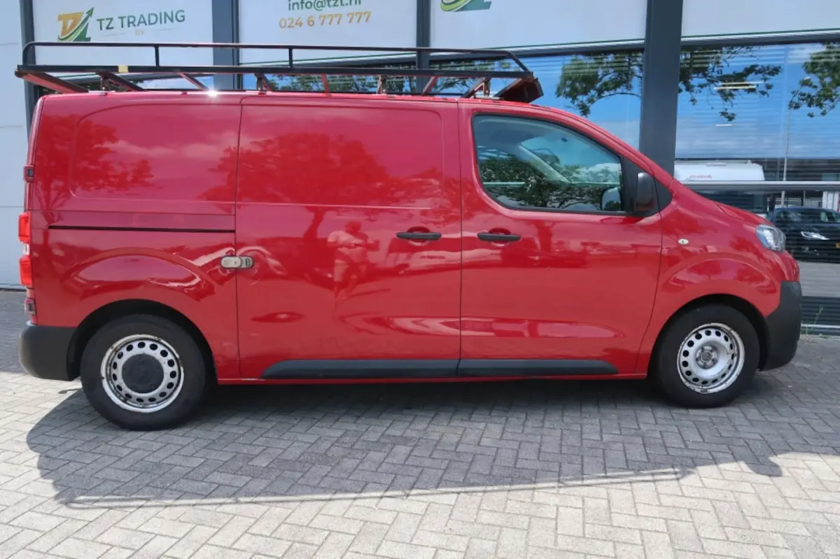 226S 1.6BlueHDI 95 Premium met mooie km-stand