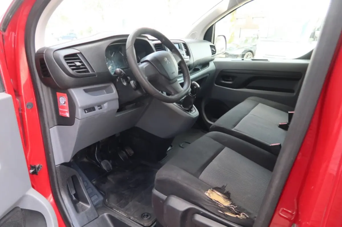 226S 1.6BlueHDI 95 Premium met mooie km-stand