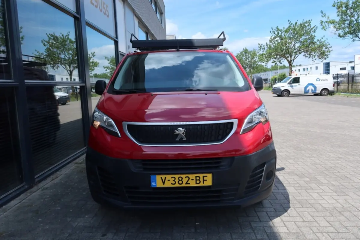 226S 1.6BlueHDI 95 Premium met mooie km-stand