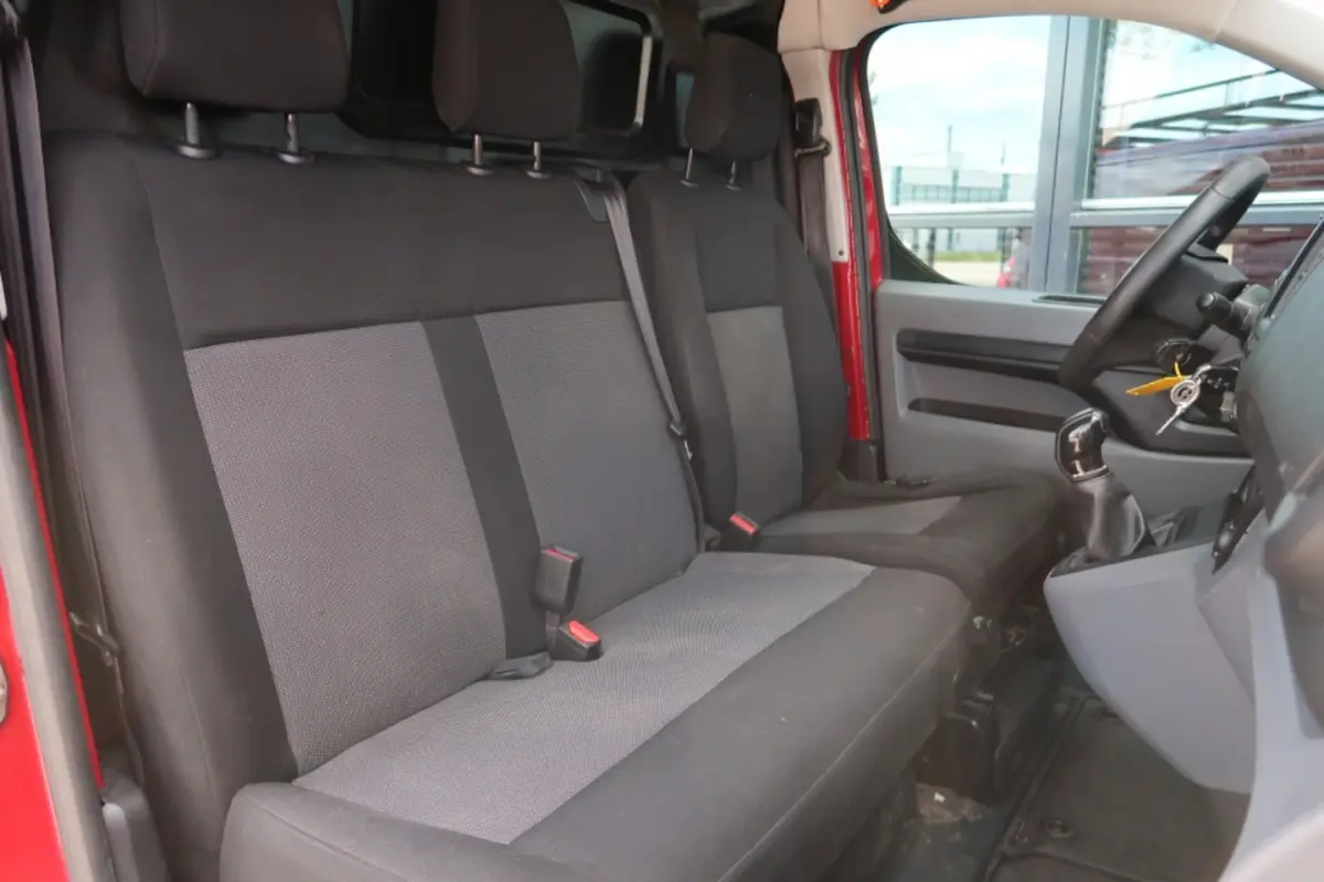 226S 1.6BlueHDI 95 Premium met mooie km-stand