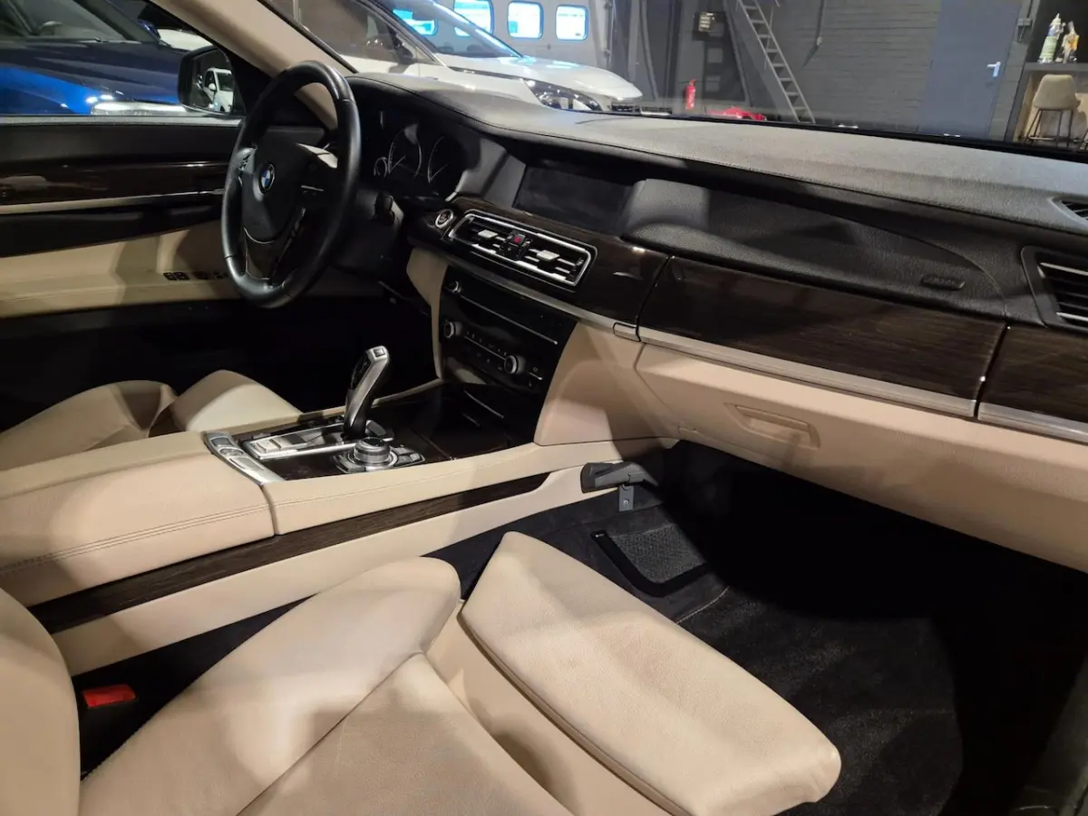 750i High Executive - Softclose - Memorystoelen - Schuifdak - NL Auto