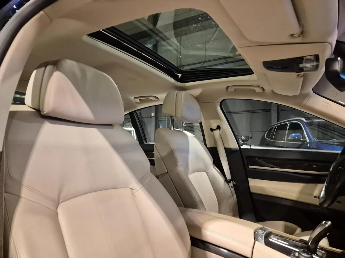 750i High Executive - Softclose - Memorystoelen - Schuifdak - NL Auto